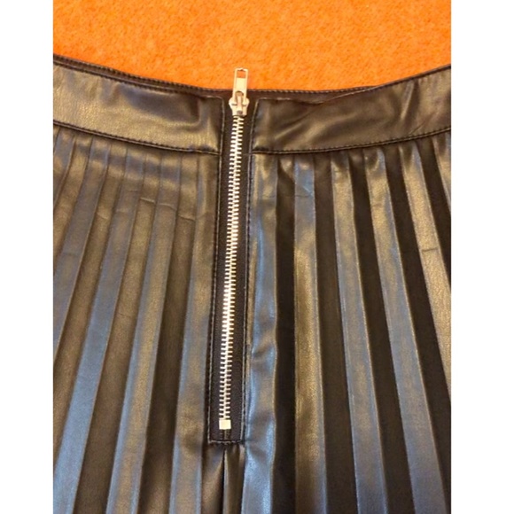 Glamorous black faux leather pleated mini skirt - Picture 4 of 5